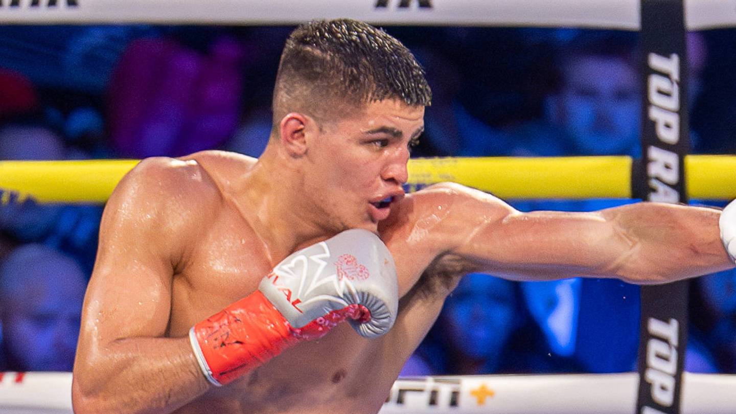 Distinct Paths to the Junior Middleweight Championship