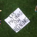 Giovani Lo Celso and teammates display Malvinas banner at Mercedes-Benz Stadium