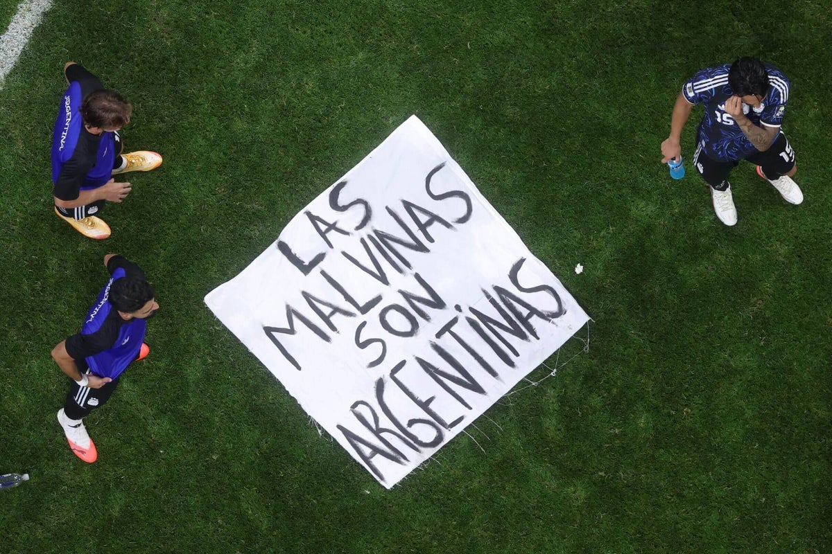 Giovani Lo Celso and teammates display Malvinas banner at Mercedes-Benz Stadium