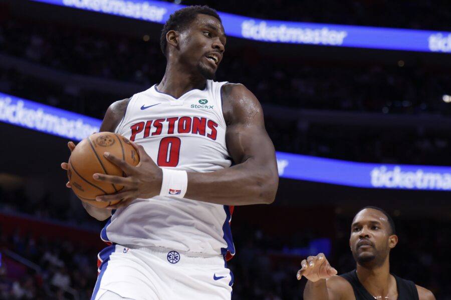 The Lakers and Kings pursue a maximum-salary center