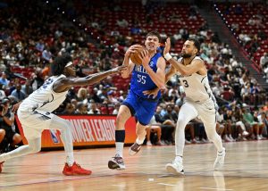 Sergio De Larrea leads Mavericks past Grizzlies with double-double