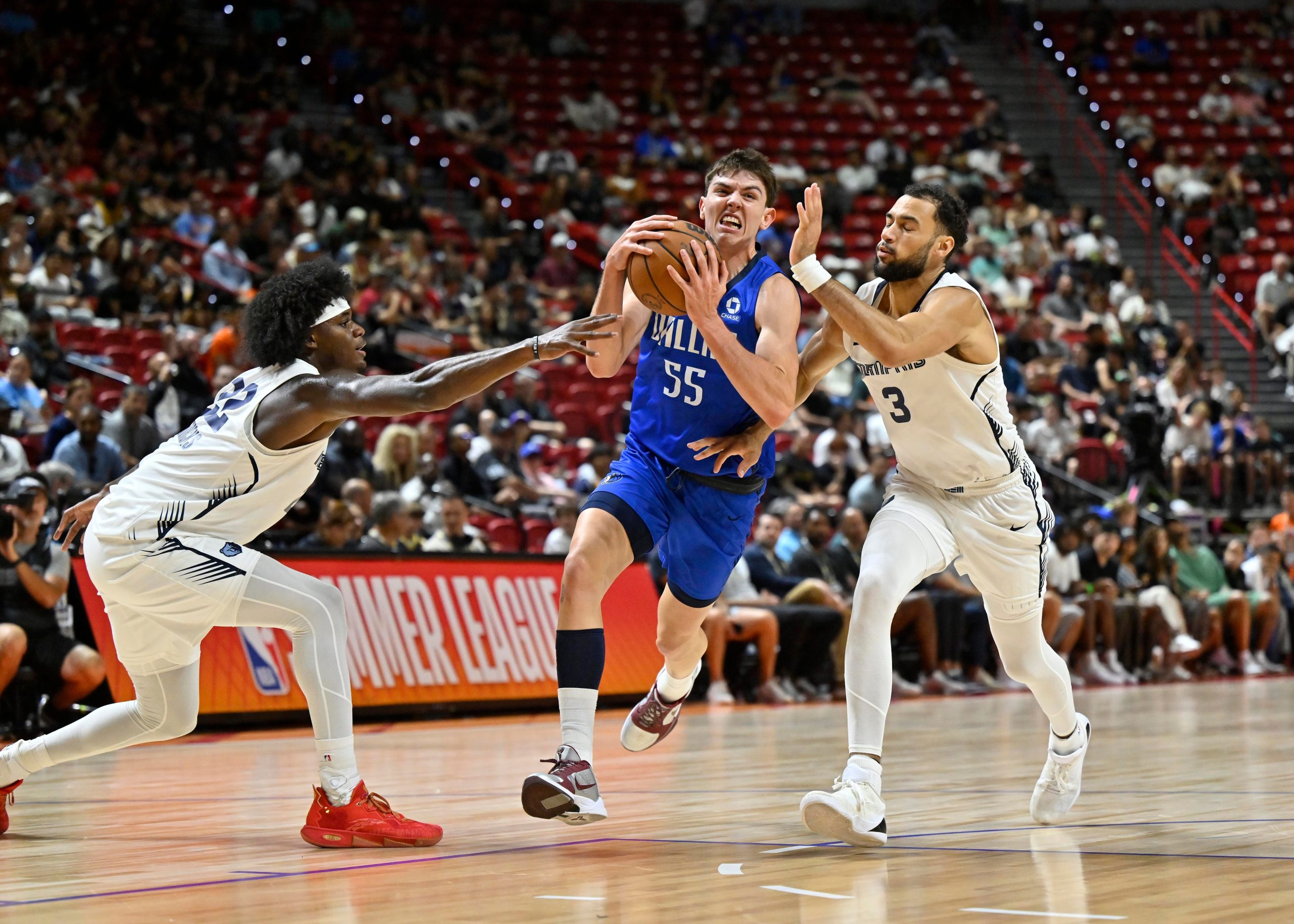 Sergio De Larrea leads Mavericks past Grizzlies with double-double