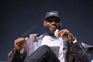LeBron James Deflects Free Agency Inquiries at Fanatics Fest