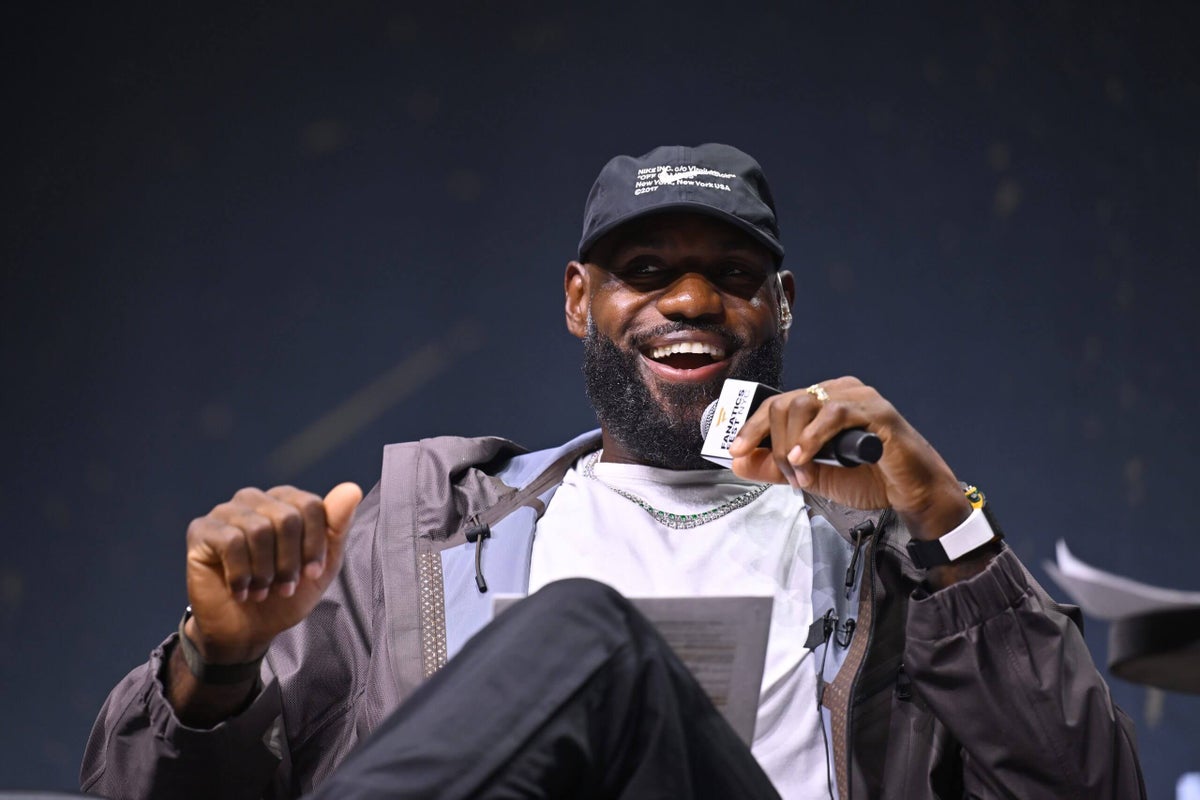 LeBron James Deflects Free Agency Inquiries at Fanatics Fest