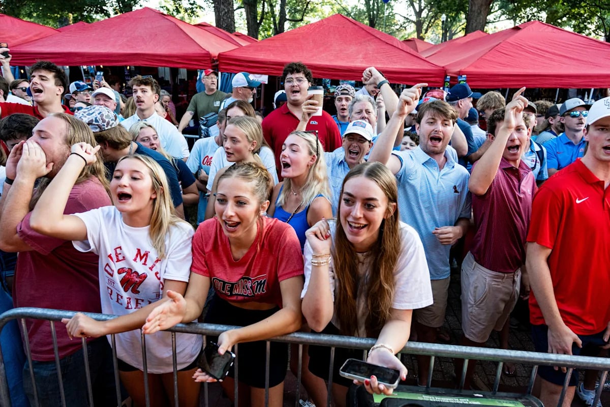 Ole Miss Fans Greet Lane Kiffin With Hostility During Return to Oxford