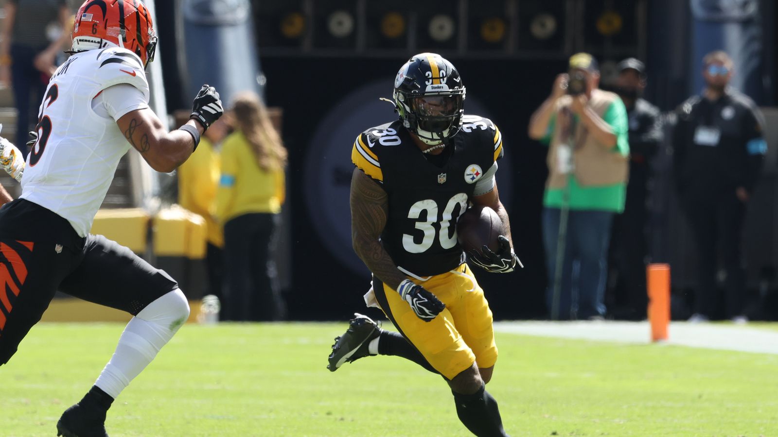 Steelers Defeat Bengals 30-27 Behind Jaylen Warren's Career Day