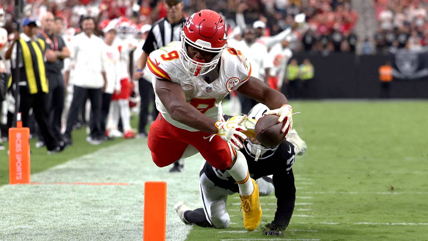 Chiefs Edge Raiders 30-27 Behind Kenneth Walker III Rushing Surge