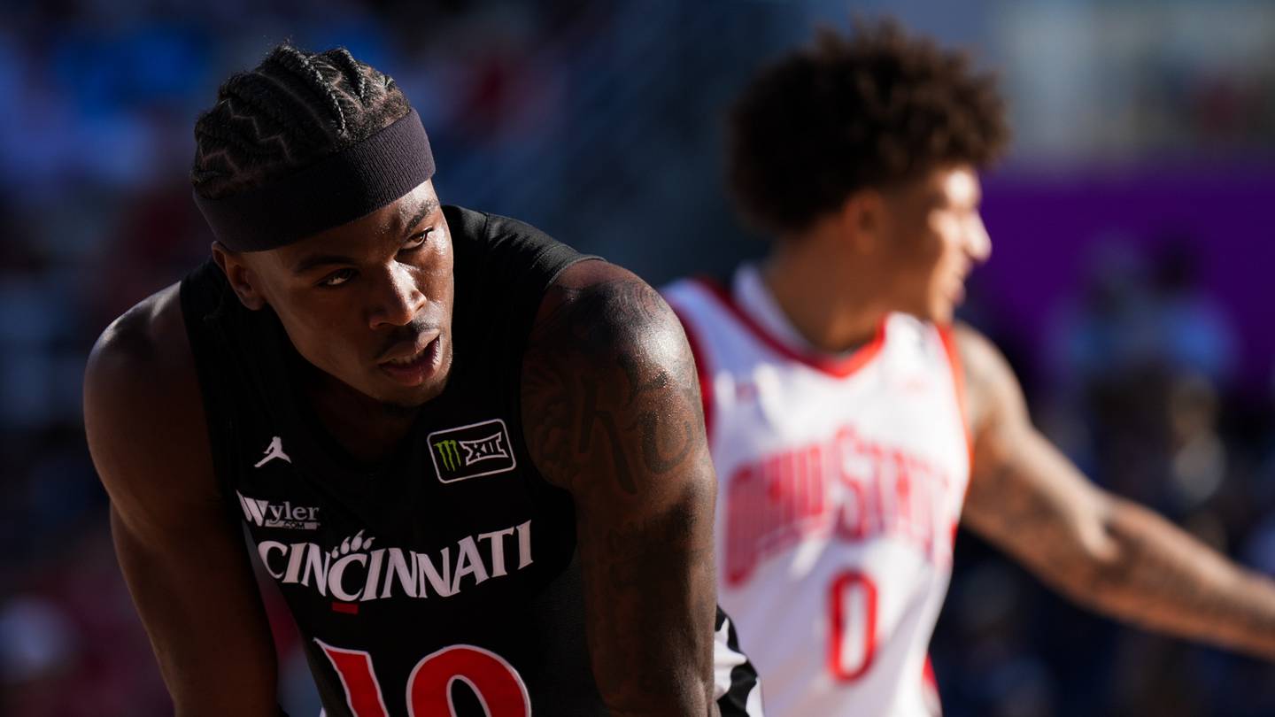 Illinois Defeats Cincinnati 105-96 in Exhibition Game