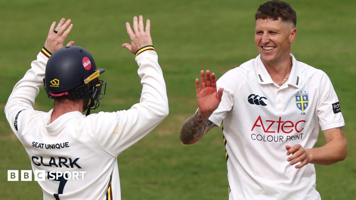 Brydon Carse high-fives a Durham team-mate