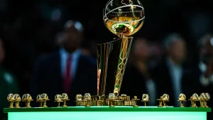 Knicks Assistant Coaches Receive Empty Ring Boxes at Banner Night