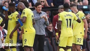 Brentford boss Keith Andrews speaks with his players on the touchline during a break in play in the Premier League match