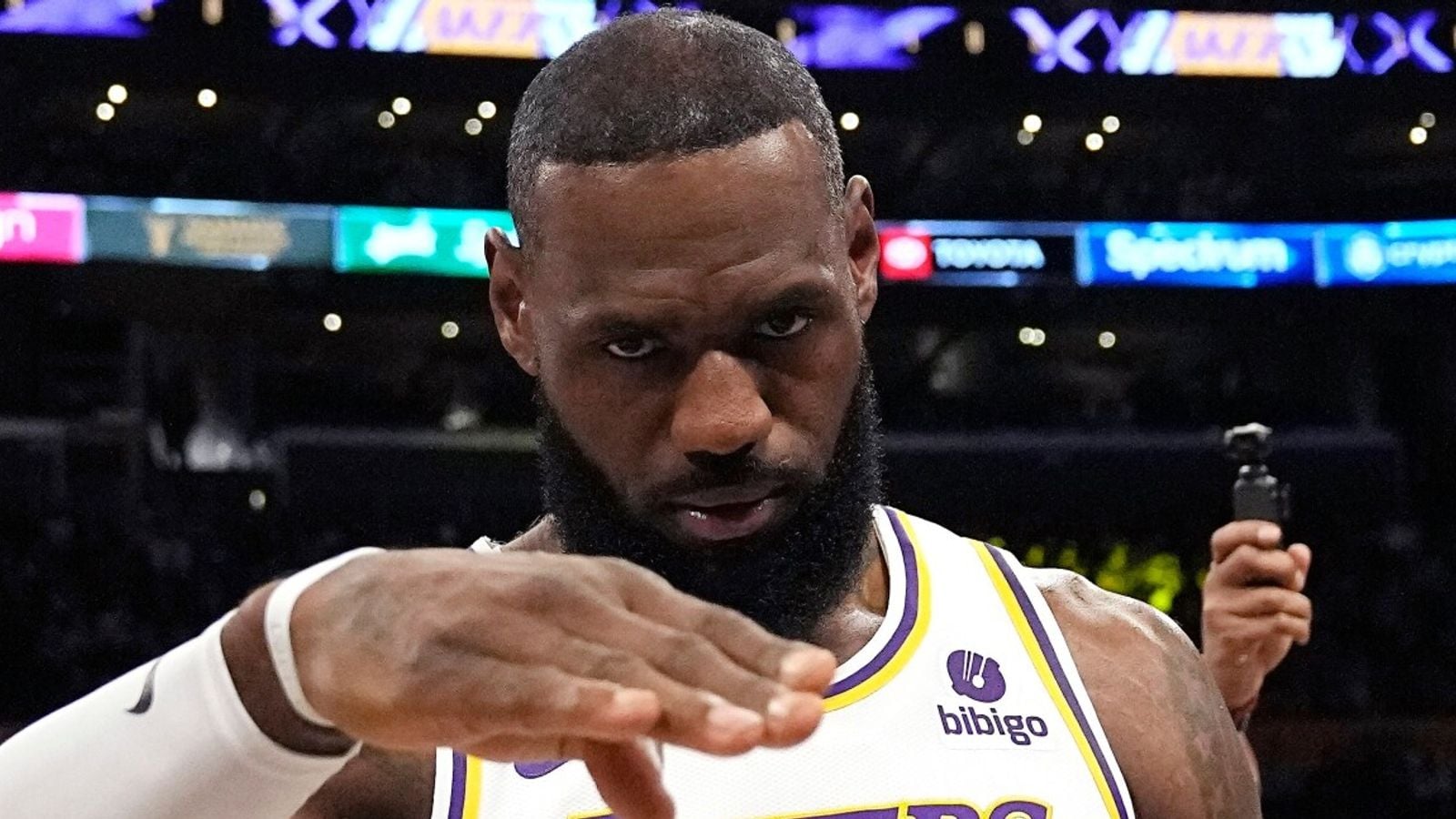 LeBron James Makes Public Debut in Philadelphia 76ers Scrimmage